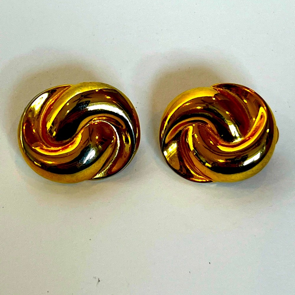 Vintage Gold Tone 70’s Style Clip On Earring.